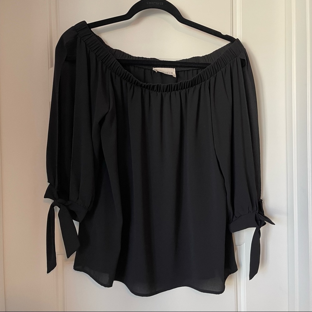 VESTIQUE Black Cold Shoulder Top